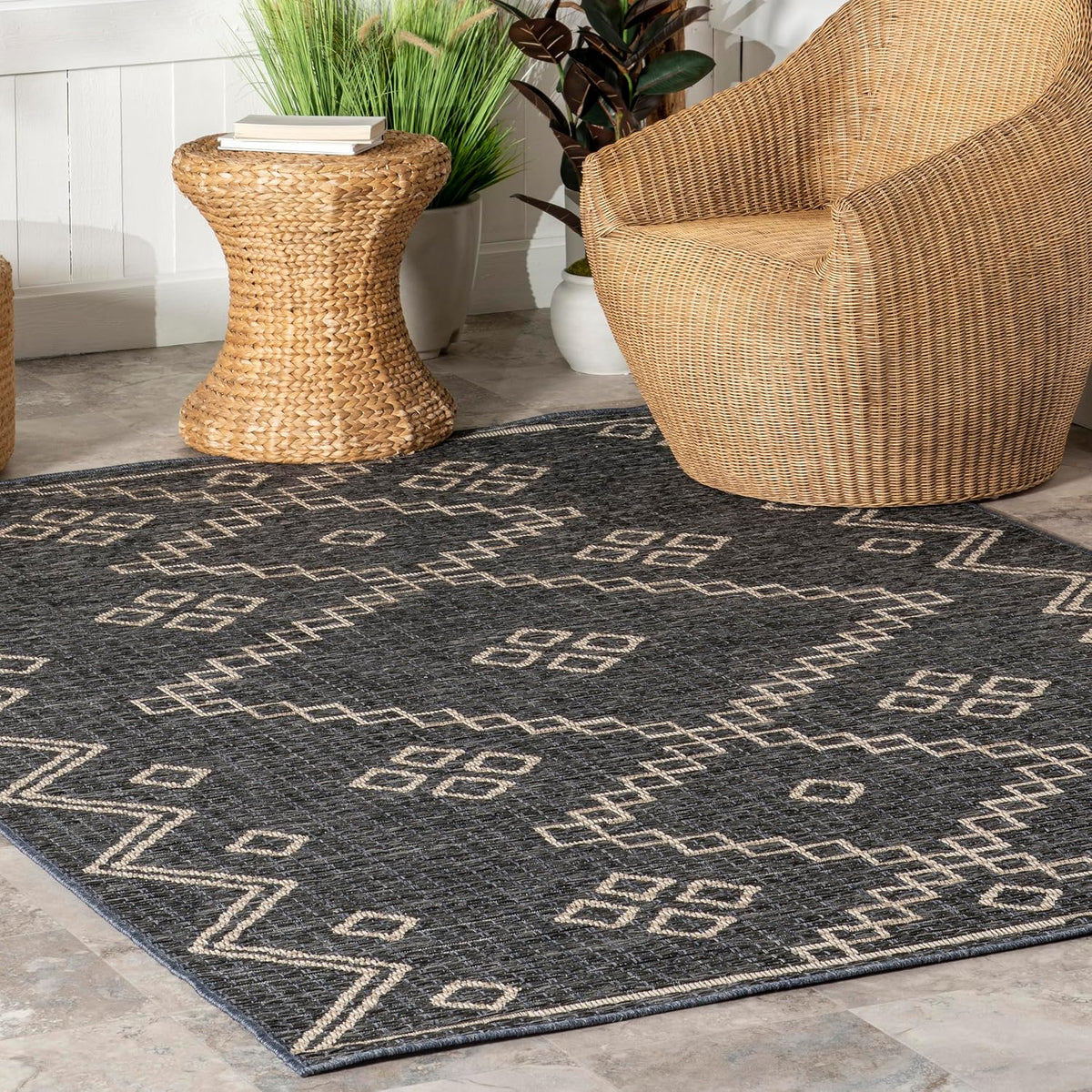 Julieta Diamonded Helix Indoor/Outdoor Area Rug, 5X8, Grey