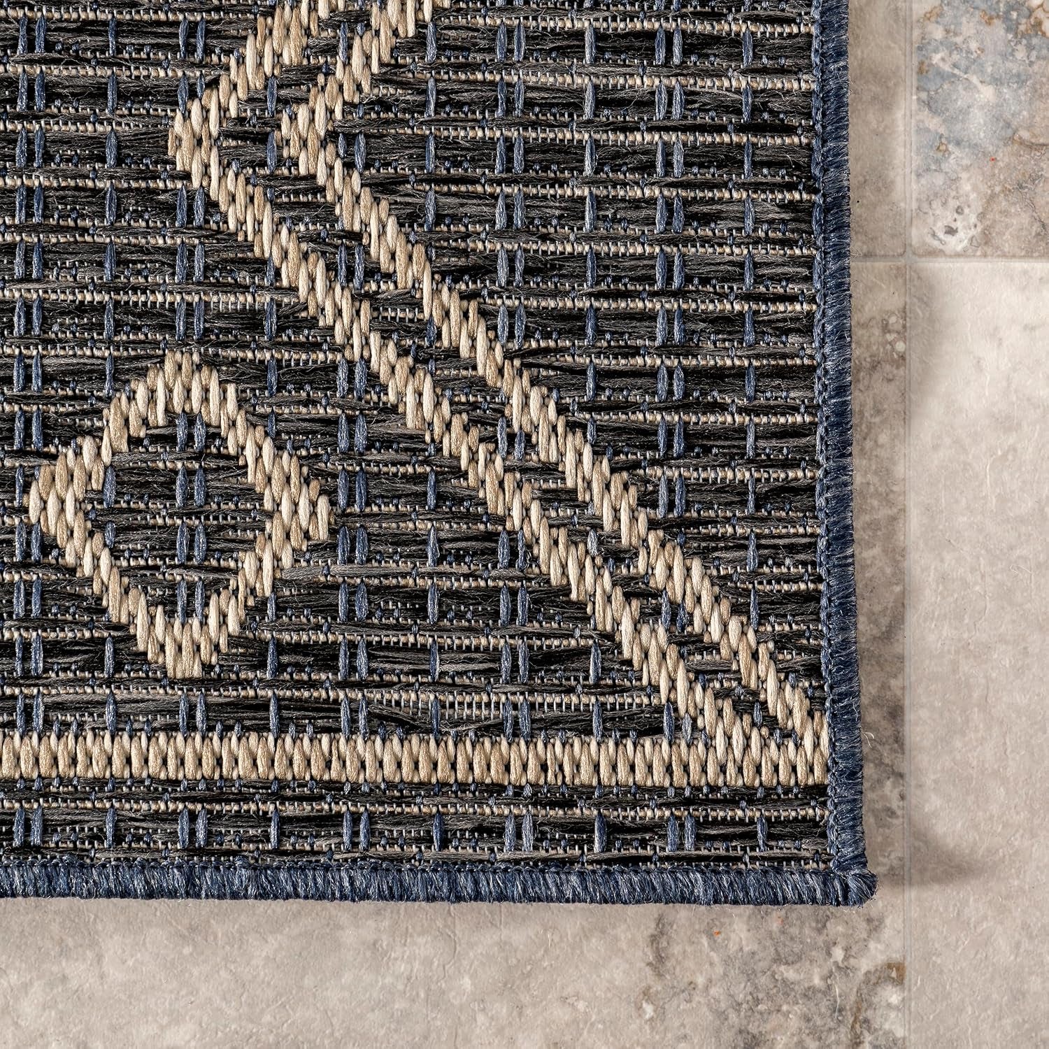 Julieta Diamonded Helix Indoor/Outdoor Area Rug, 5X8, Grey