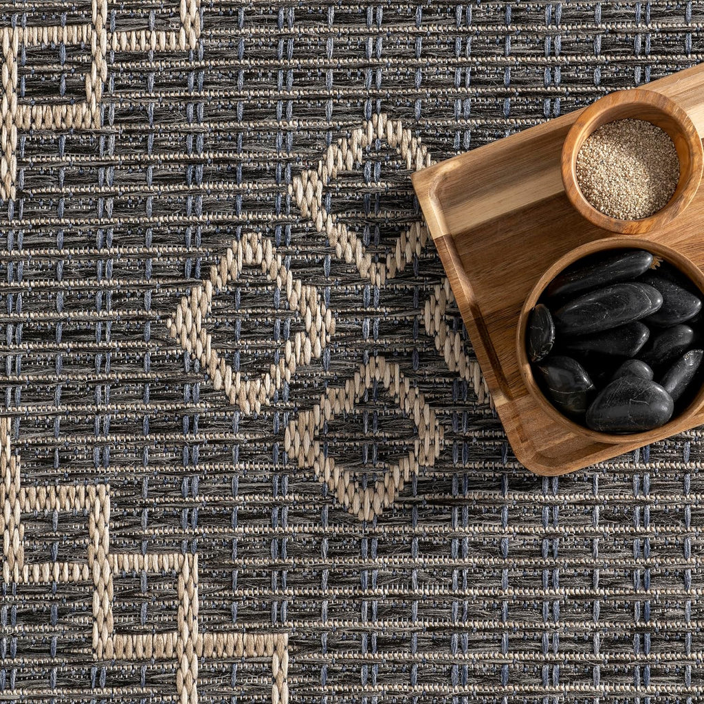 Julieta Diamonded Helix Indoor/Outdoor Area Rug, 5X8, Grey
