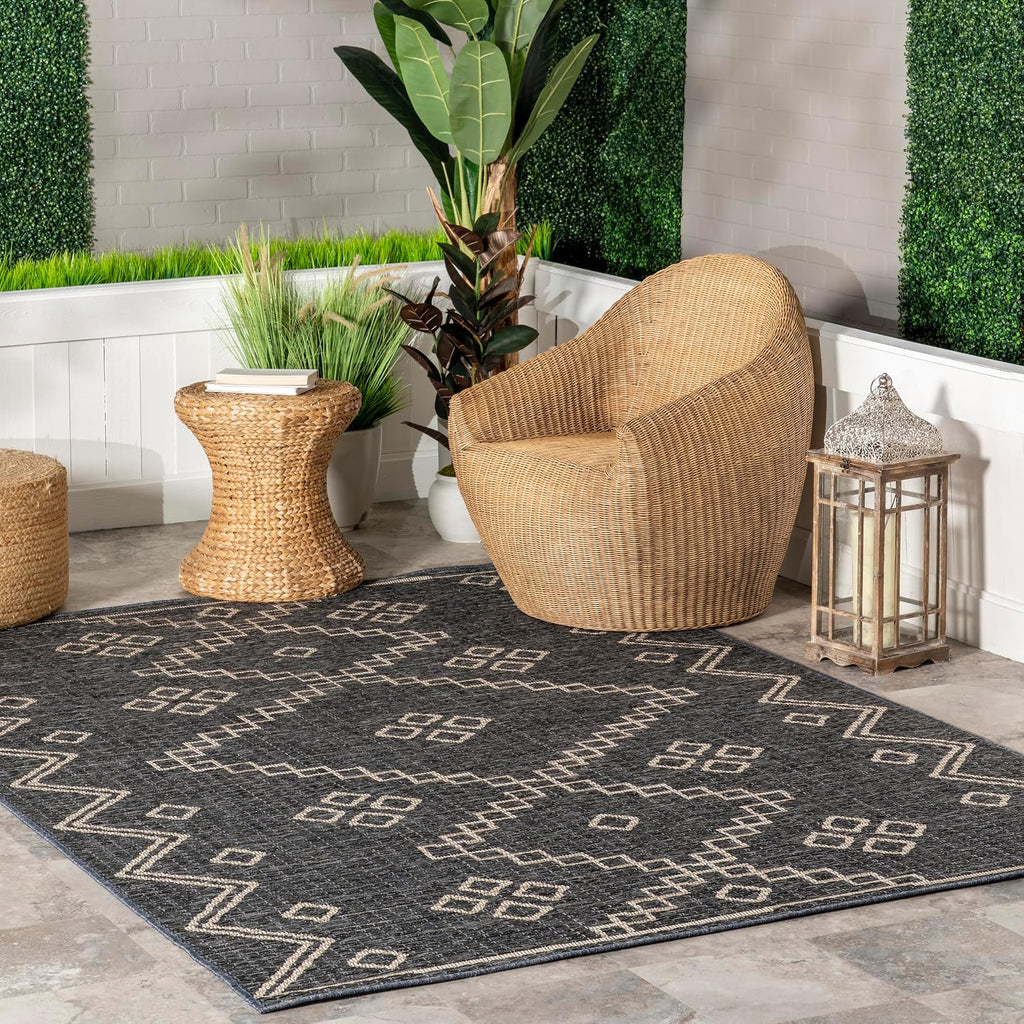 Julieta Diamonded Helix Indoor/Outdoor Area Rug, 5X8, Grey