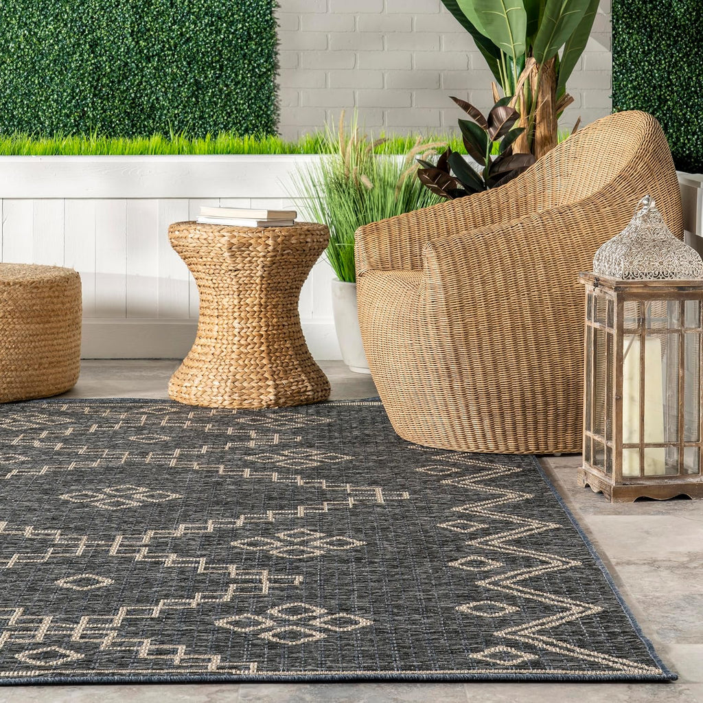 Julieta Diamonded Helix Indoor/Outdoor Area Rug, 5X8, Grey