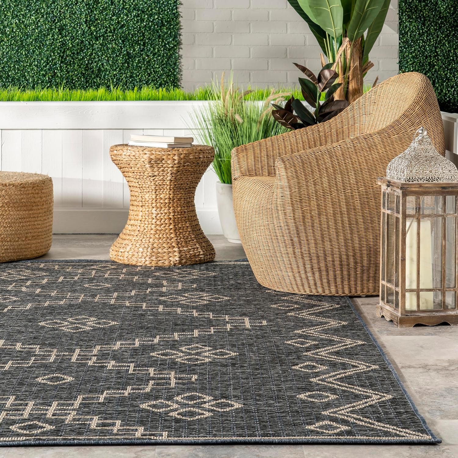 Julieta Diamonded Helix Indoor/Outdoor Area Rug, 5X8, Grey